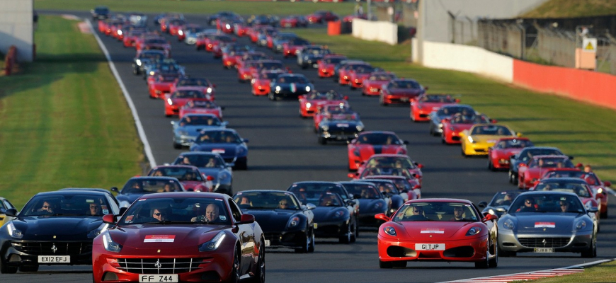 Spanilá rekodná jazda Ferrari. 964 áut!